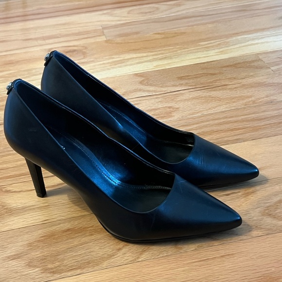 Michael Kors Dorothy Flex Leather Pump - Picture 10 of 12